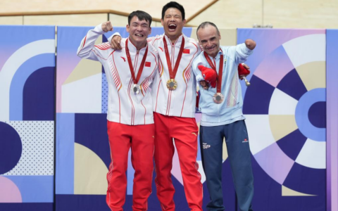 老男孩的笑里藏着什么？——记中国代表团首金得主李樟煜