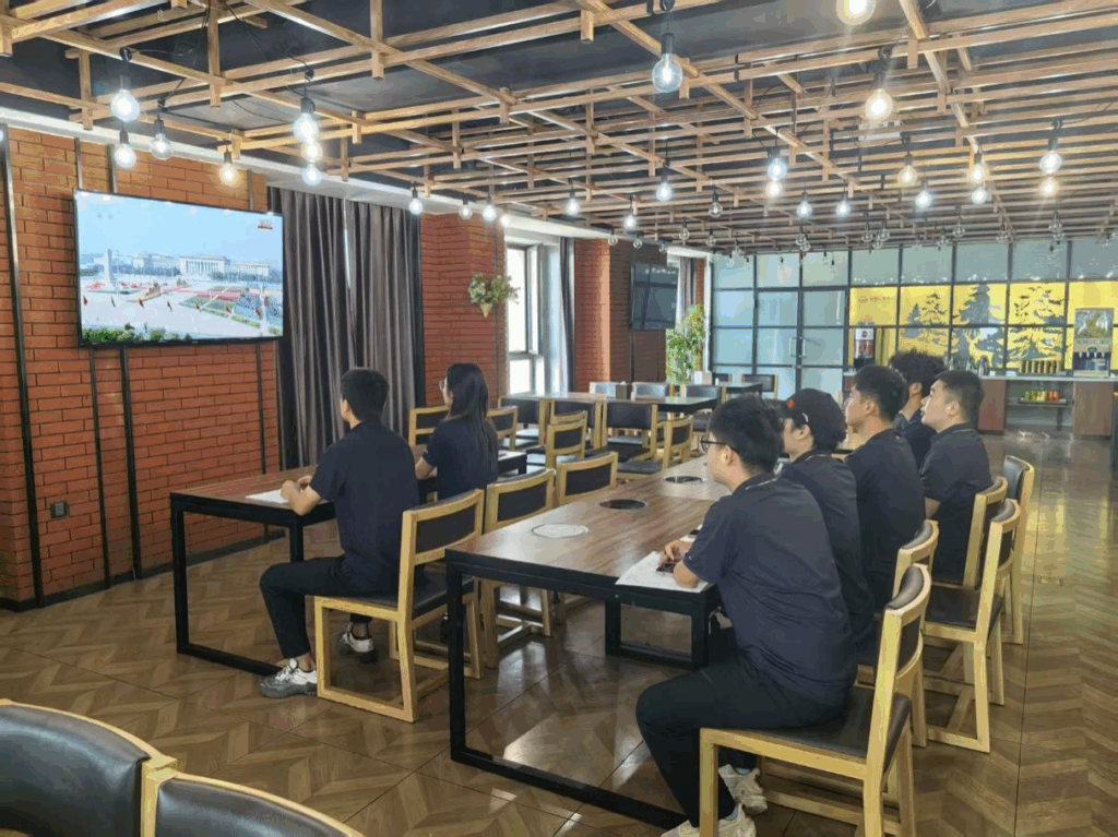 残疾人冬季项目国家集训队集体观看中国人民抗日战争暨世界反法西斯战争胜利80周年纪念活动